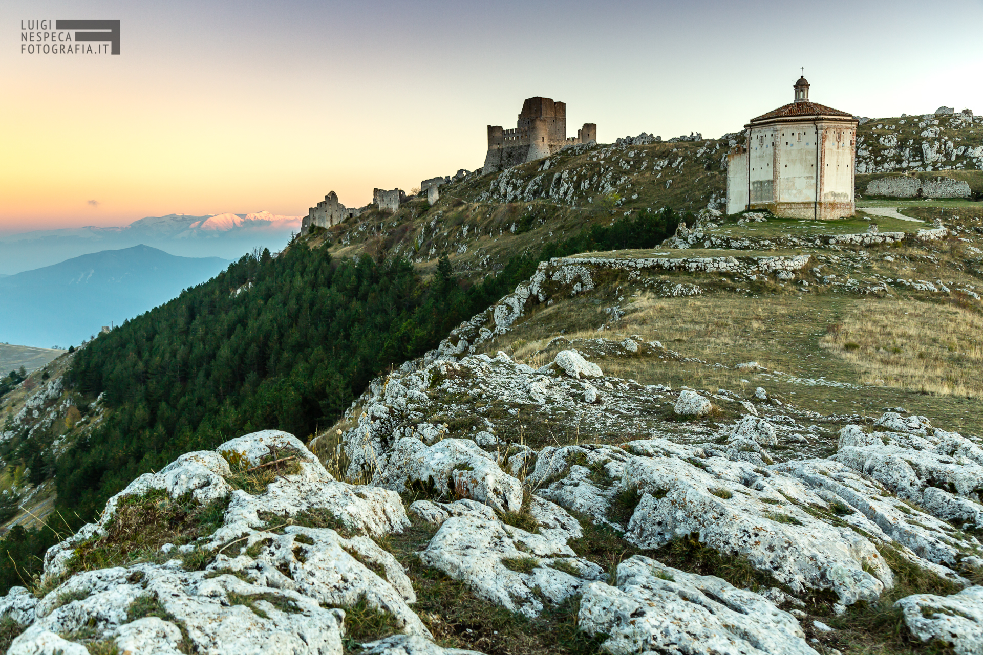 Rocca Calascio al tramonto - Majella sullo sfondo - Parco nazionale del Gran Sasso
