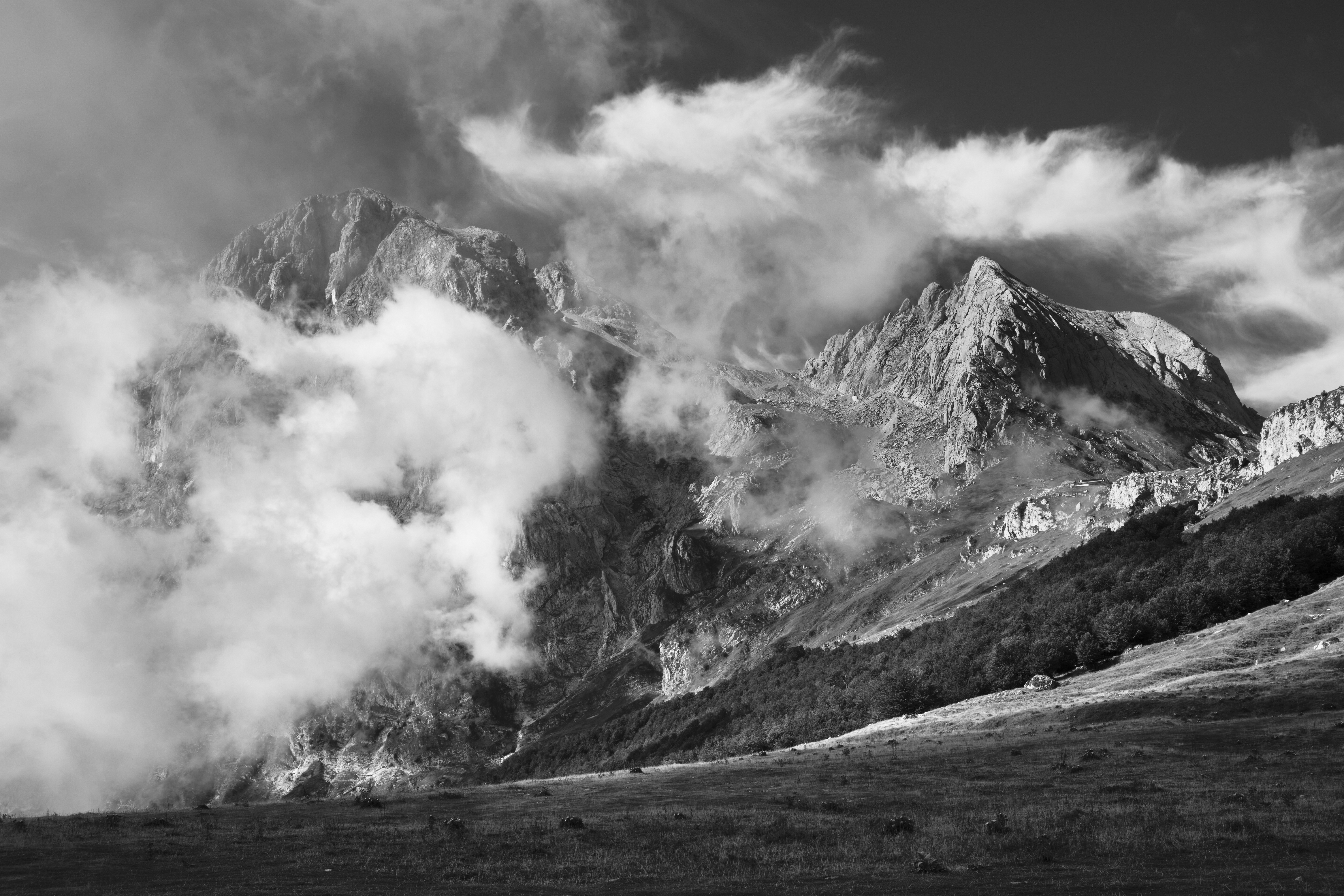 Gran Sasso - Nuvole a Cima Alta - Collezione 2023 - Bianco e Nero