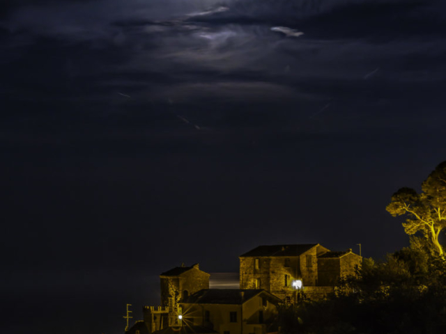 Luna piena sull'antico borgo di Grottammare (AP)