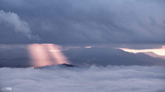 Lame di luce e inversione termica sui cieli della Maiella