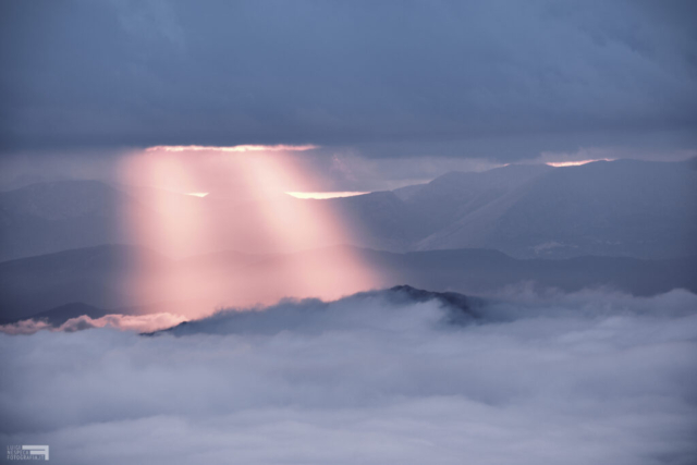 Lame di luce e inversione termica sui cieli della Maiella